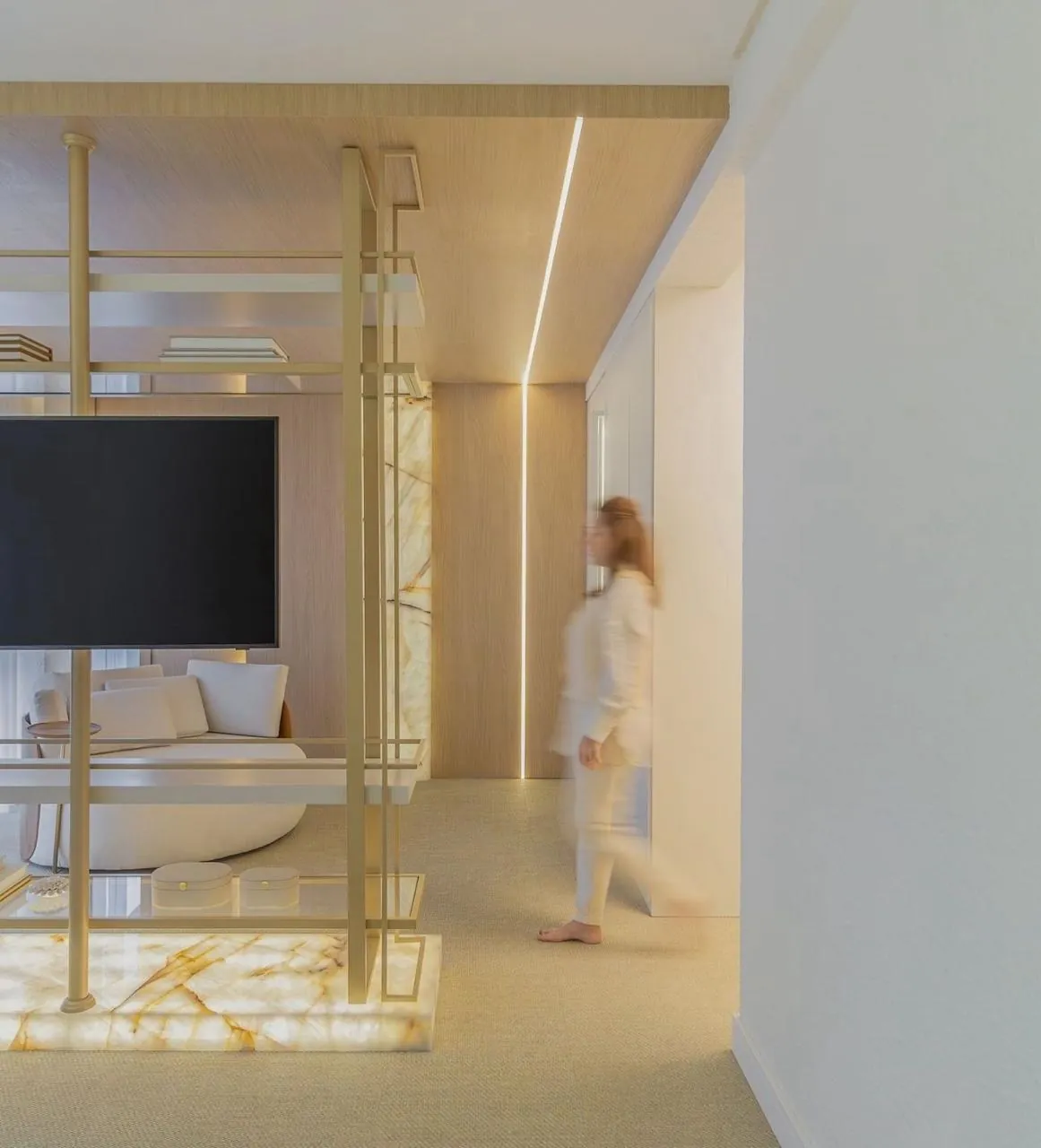Sala com piso e painel iluminado em Mármore Ônix Translúcido