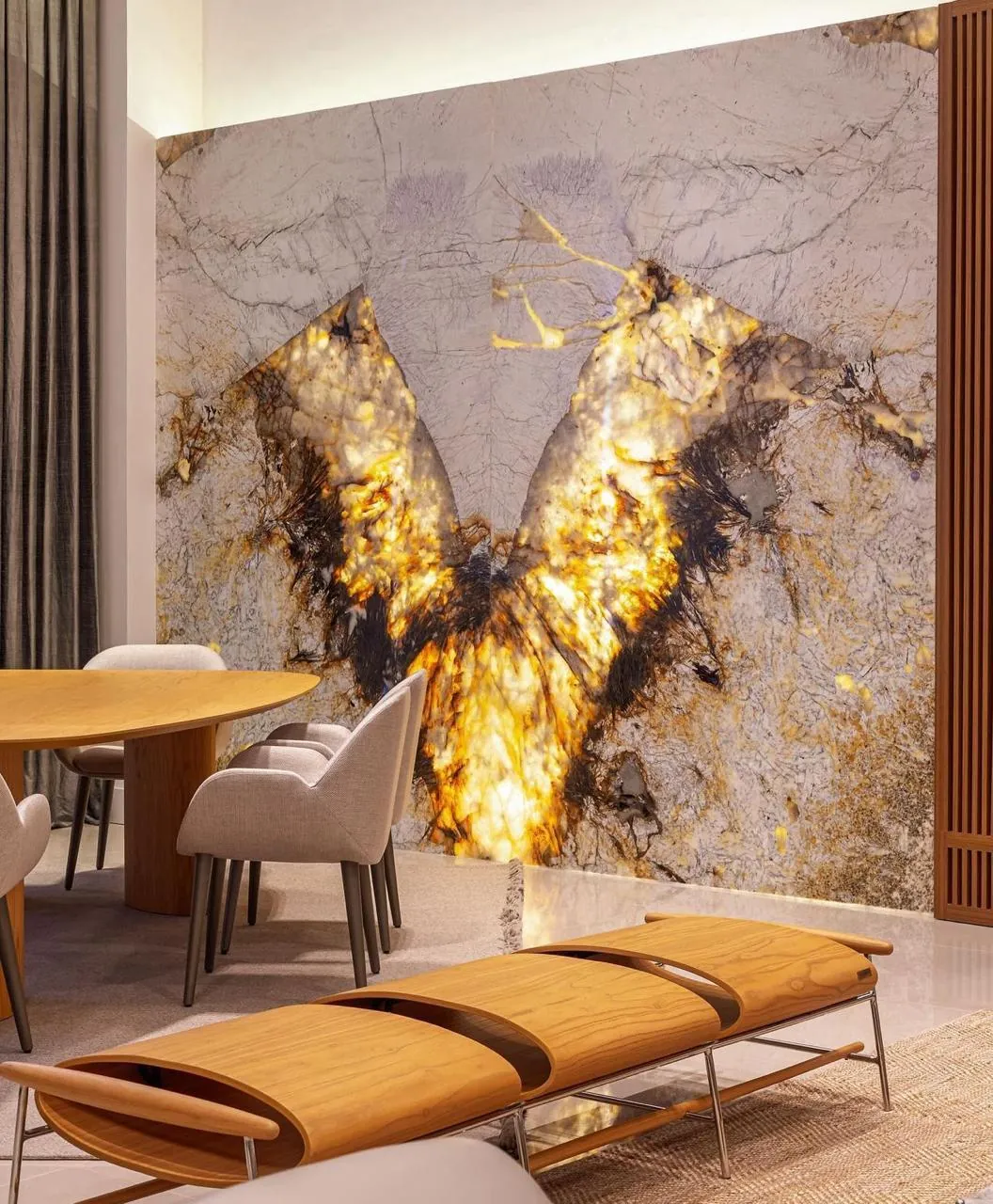 Sala de jantar com painel iluminado em Mármore Patagonia