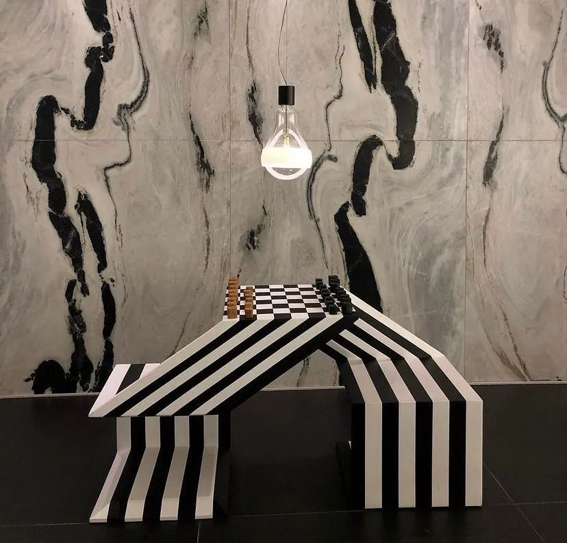 Painel em mármore branco com veios pretos marcantes