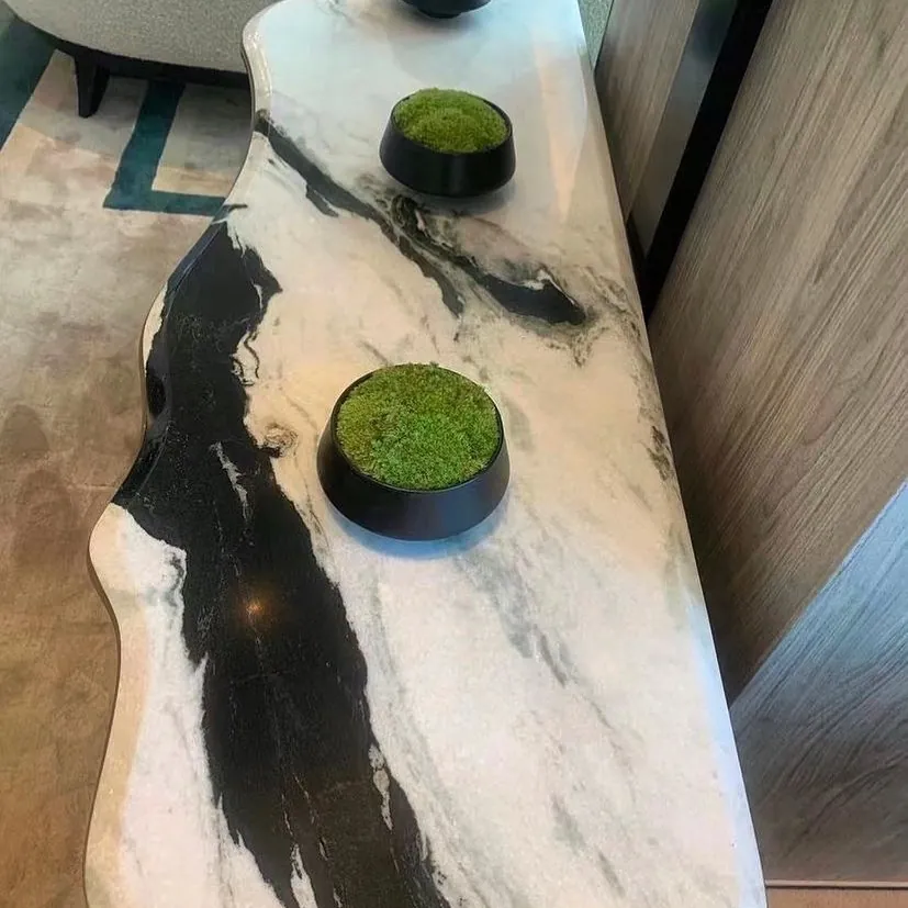 Bancada orgânica em mármore branco e preto