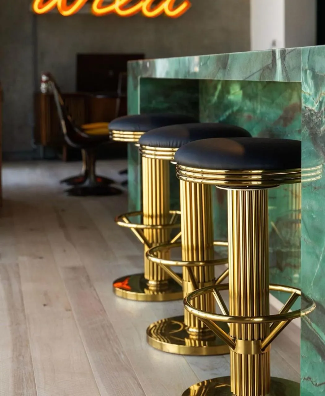 Bancada em Quartzito Botanic Green com banquetas douradas